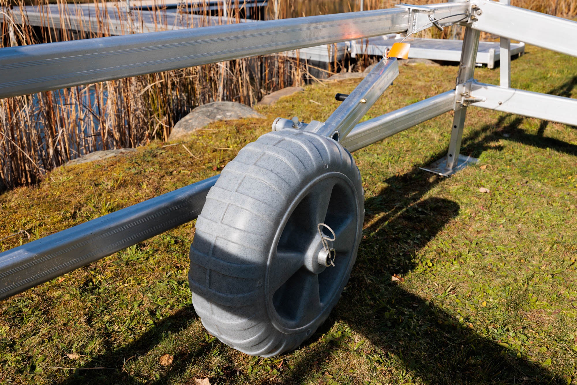 Roue de plastique gris 24’’ Quai Lanaudière Saint-Donat